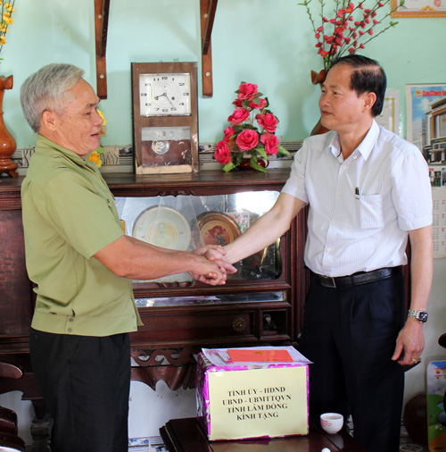 Đồng chí Nguyễn Trọng Ánh Đông ân cần tham hỏi bệnh binh Đinh Công Bậc, người có công tiêu biểu của huyện Cát Tiên. Ảnh: T.Chu
