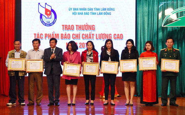 Hội Nhà báo tỉnh tặng Giấy khen cho các cá nhân đạt thành tích trong công tác hội