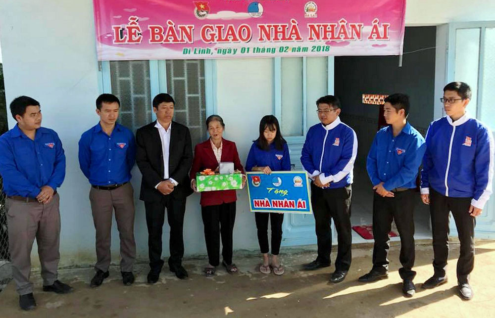 Tỉnh đoàn Lâm Đồng tặng quà Tết gia đình lính đảo Trường Sa và công nhân có hoàn cảnh khó khăn