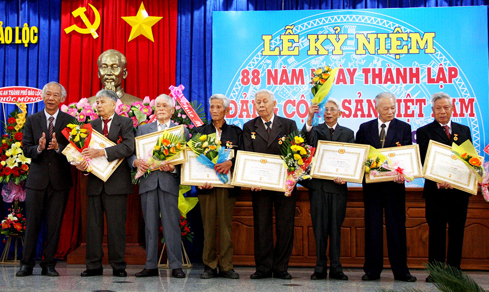 Đồng chí Dương Kim Viên, Phó Bí thư Thành ủy trao huy hiệu 55 năm tuổi Đảng cho các đảng viên lão thành