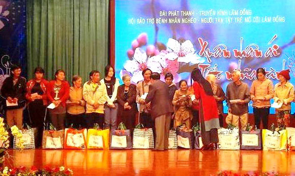 Hội tặng quà tết cho 70 hoàn cảnh khó khăn trong chương trình tọa đàm Xuân Nhân ái –Tết Nghĩa tình 2018