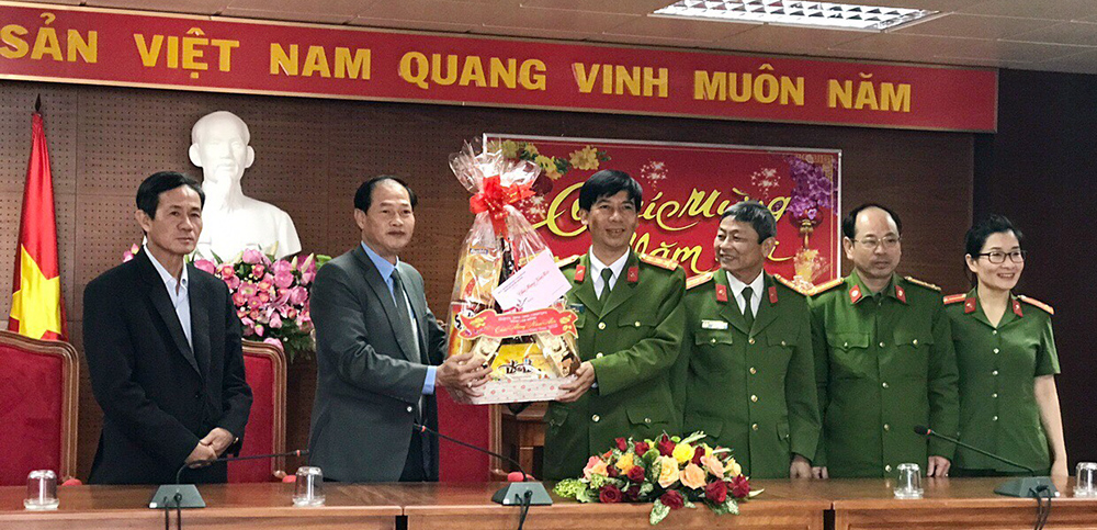 Chủ tịch UBMTTQ Nguyễn Trọng Ánh Đông thăm và chúc tết Cảnh sát PCCC và Học viện Lục quân