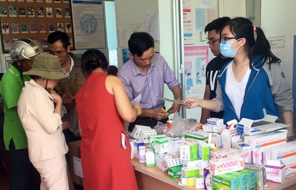 Hội Thầy thuốc trẻ Bệnh viện II Lâm Đồng khám bệnh, trao quà Tết cho người nghèo xã Lộc Nam