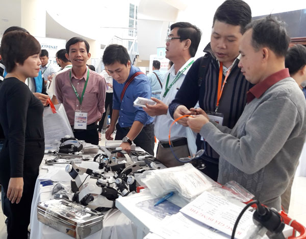 Các bác sĩ tham quan gian hàng triển lãm các thiết bị y tế chuyên ngành Tai Mũi Họng