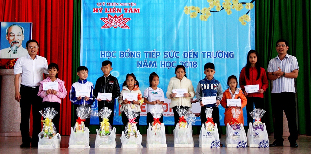Hơn 200 triệu đồng trao học bổng và quà Tết cho học sinh nghèo Bảo Lộc
