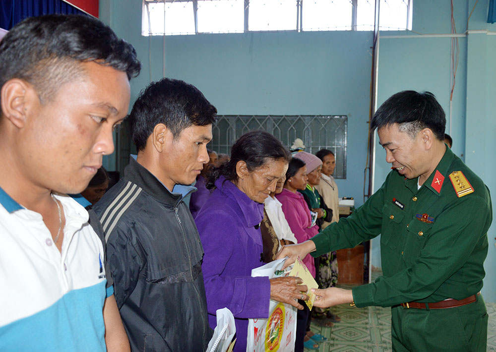 Thăm, tặng quà, chúc Tết tại nhiều địa phương, cơ quan, đơn vị trong tỉnh