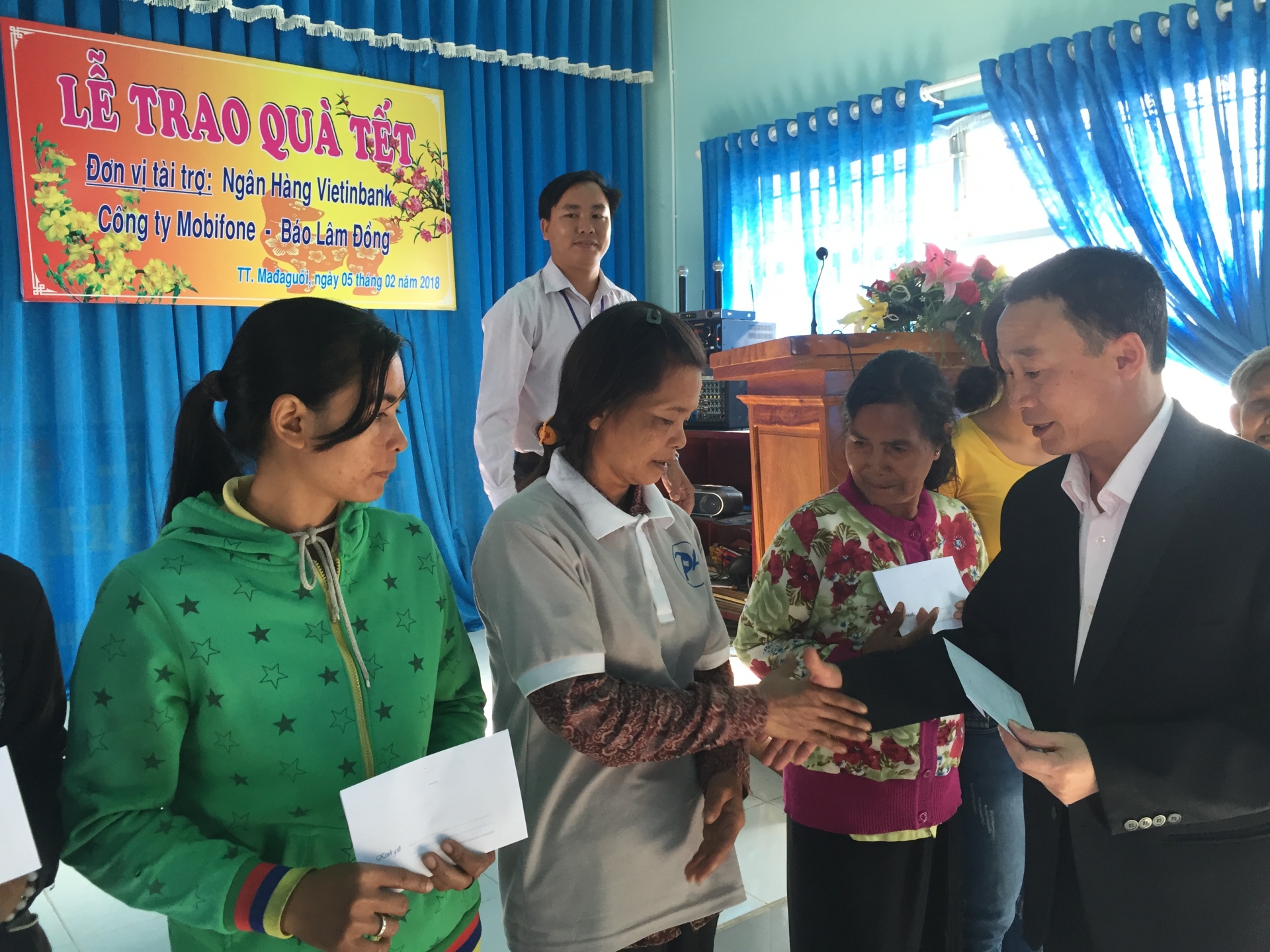 Trao quà tết cho các gia đình có hoàn cảnh khó khăn trên địa bàn huyện Đạ Huoai, Bảo Lâm