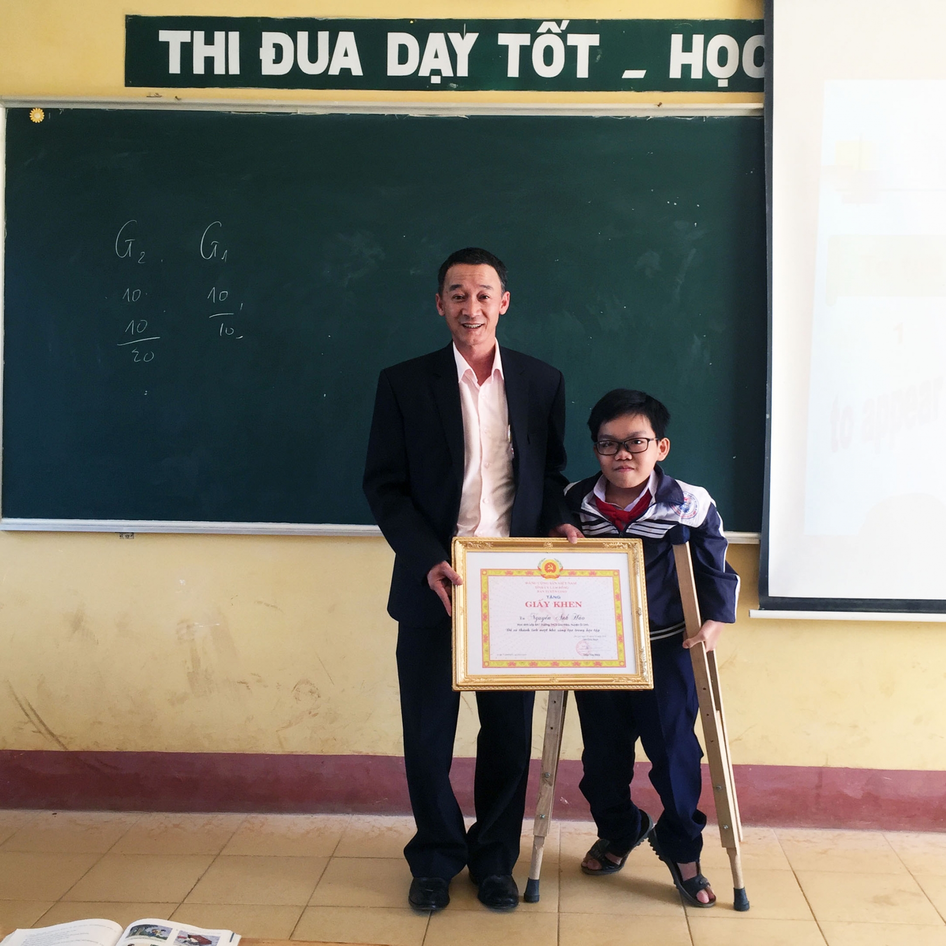 Biểu dương và khen thưởng em Nguyễn Anh Hào