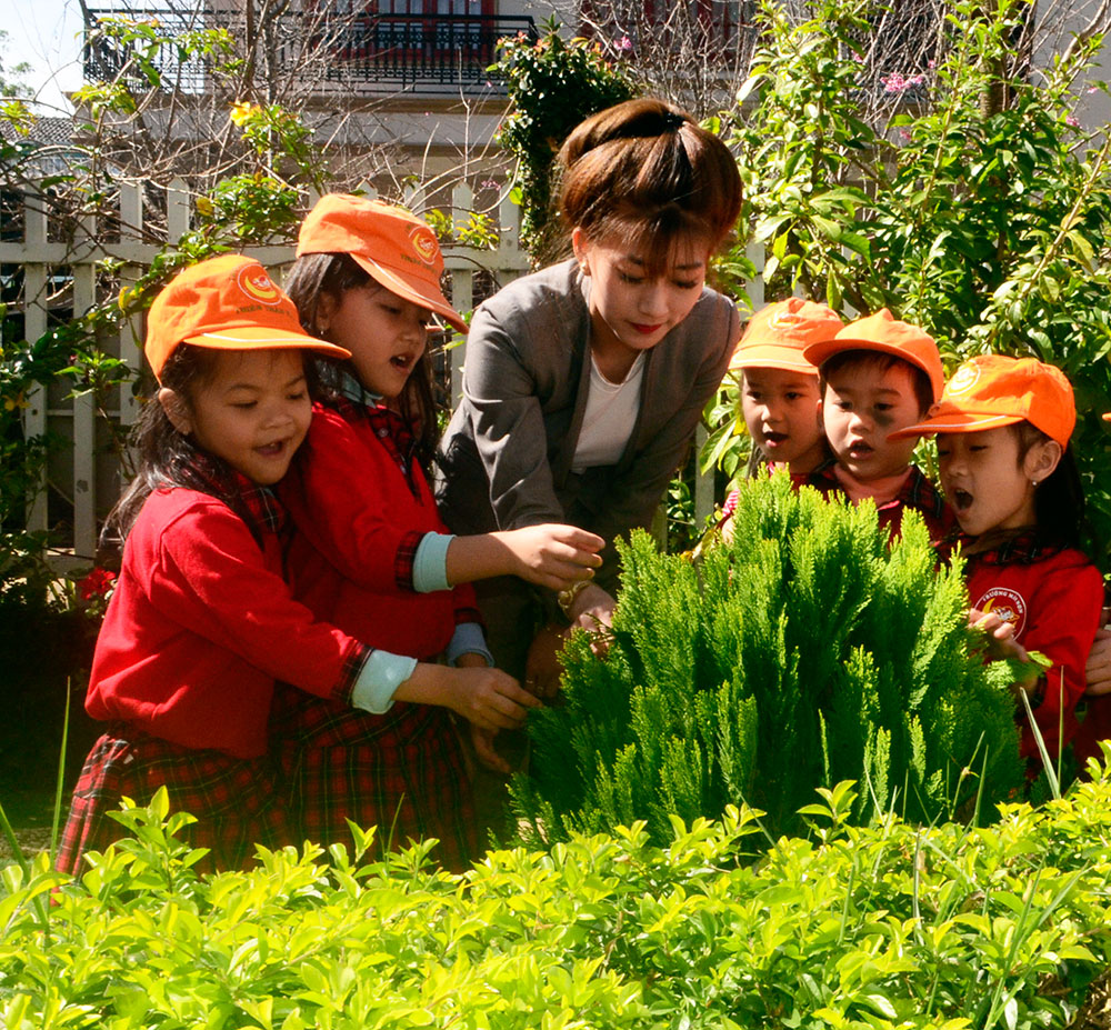 Các bé ở Trường Mầm non Thiên Thần Nhỏ được hòa mình vào thiên nhiên khi đến lớp. Ảnh: T.H