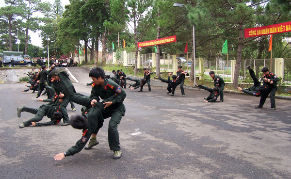 Cảnh sát Cơ động luyện giỏi, rèn nghiêm, chiến đấu hiệu quả. Ảnh: Tứ Kiên