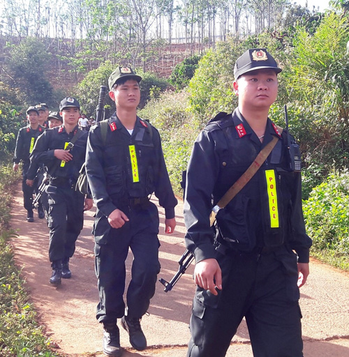 Cảnh sát Cơ động hành quân dã ngoại giúp dân. Ảnh: Tứ Kiên