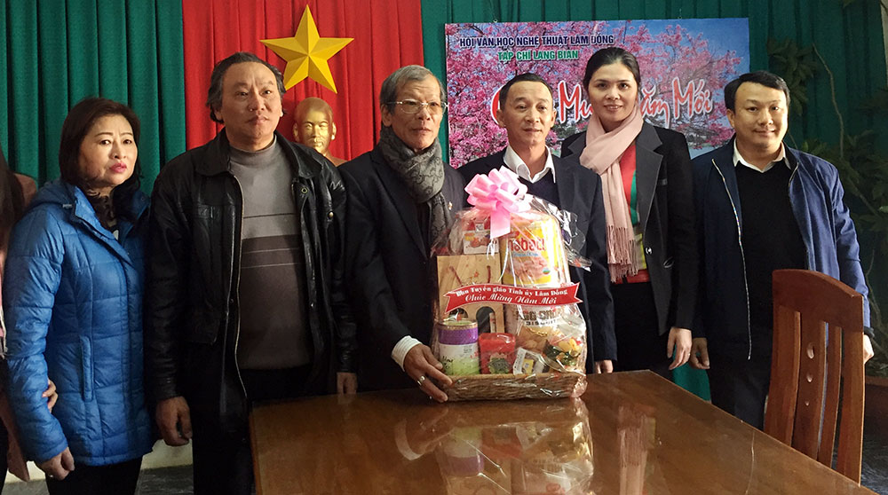 Trưởng Ban Tuyên giáo Tỉnh ủy thăm và chúc tết Hội Văn học nghệ thuật tỉnh