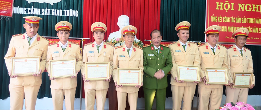 Nâng cao ý thức tự giác chấp hành pháp luật của người tham gia giao thông