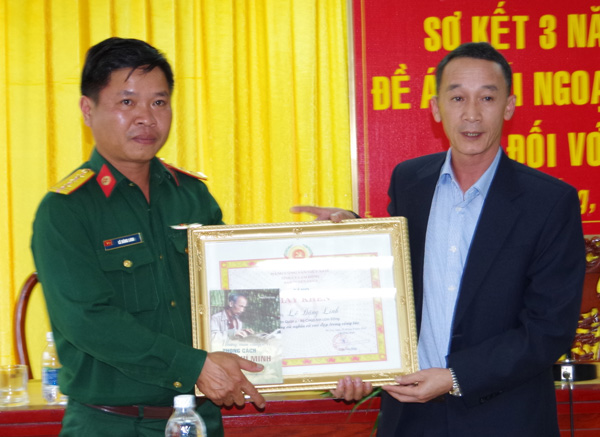 Đồng chí Trần Văn Hiệp - UVBTV, Trưởng Ban Tuyên giáo Tỉnh ủy trao giấy khen và gửi tặng Thượng úy Lê Đăng Linh - nhân viên quân y cuốn sách “Những mẩu chuyện về phong cách Hồ Chí Minh”