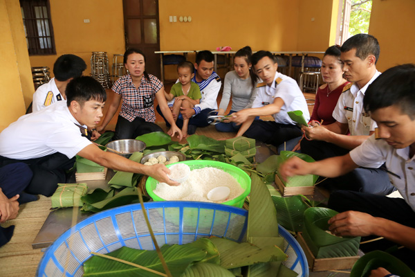 Với nhiều anh em cán bộ, chiến sĩ ở Trường Sa, tết đã về từ gần một tháng trước khi những chuyến tàu “mang Tết ra Trường Sa” chở lá dong, gạo nếp, hoa lan và những chậu cúc, quất... cập đảo. Như phong tục truyền thống của dân tộc ta, dân và quân tại Quần đảo Trường Sa quây quần gói bánh chưng để bày trên mâm cơm cúng tổ tiên trong đêm giao thừa, vừa để cho những đứa trẻ ở đây biết được phong tục truyền thống trong ngày tết cổ truyền của dân tộc.