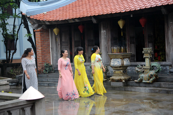 Người dân huyện đảo Trường Sa đi lễ chùa đầu năm dịp tết đến, xuân về