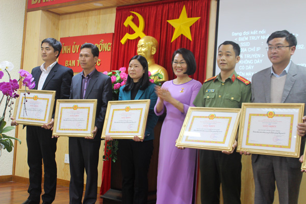 Ban Tổ chức Tỉnh ủy tặng giấy khen cho các tập thể và cá nhân