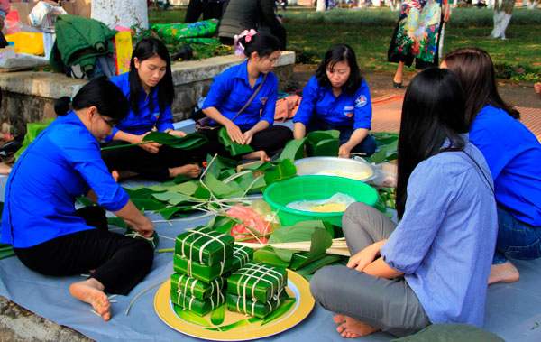 ĐVTN Bảo Lộc gói bánh chưng, làm mứt tặng người nghèo đón Tết
