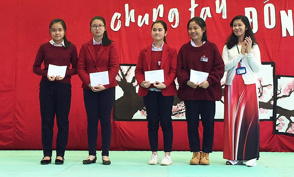 Trao học bổng cho học sinh có hoàn cảnh khó khăn vươn lên trong học tập