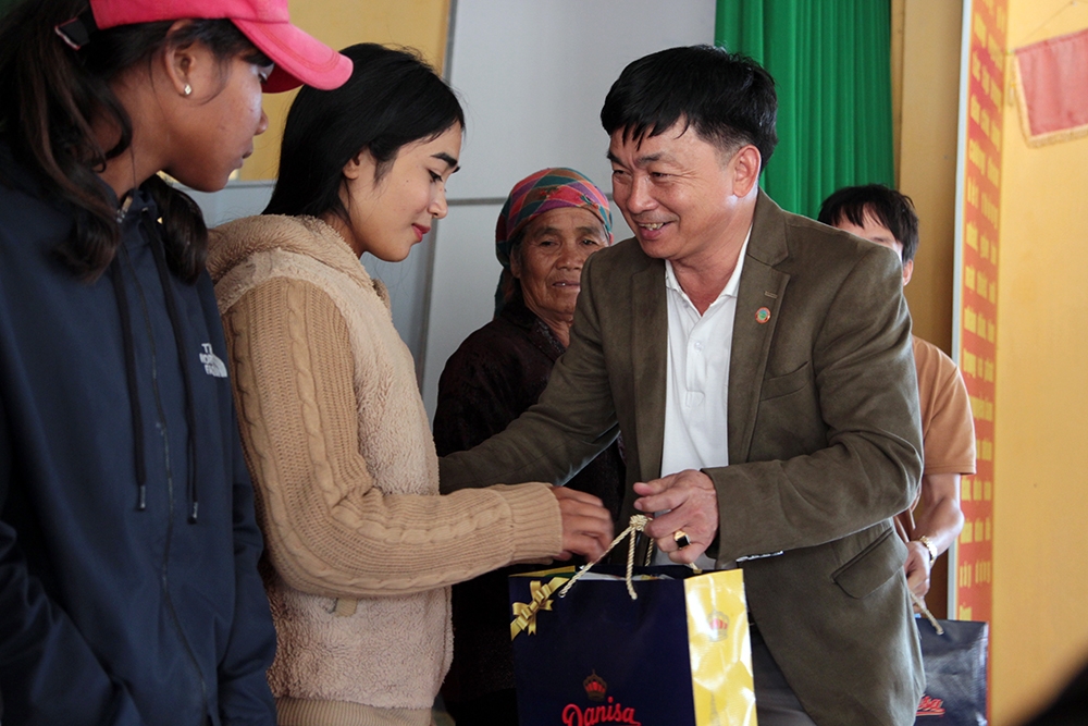 Nhà báo Phạm Sơn Dũng - Phó Tổng Biên tập Báo Lâm Đồng (Trưởng Khối thi đua) và đồng chí Nguyễn Quốc Kỳ - Phó trưởng Ban Tổ chức Tỉnh ủy (Phó Khối thi đua) trao quà cho các hộ DTTS khó khăn