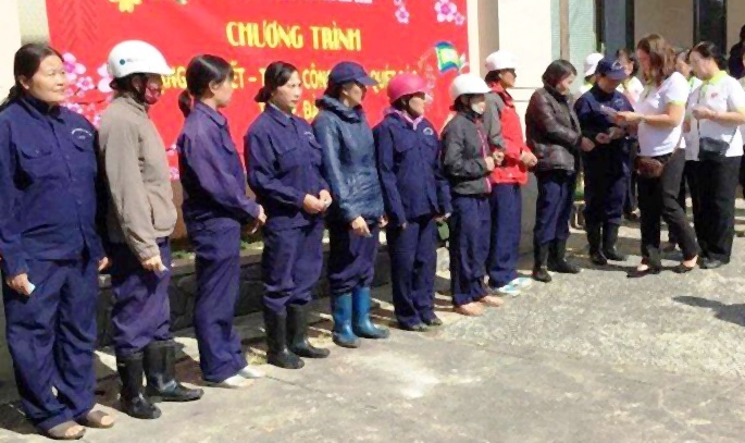 Tặng quà Tết cho 168 công nhân quét rác