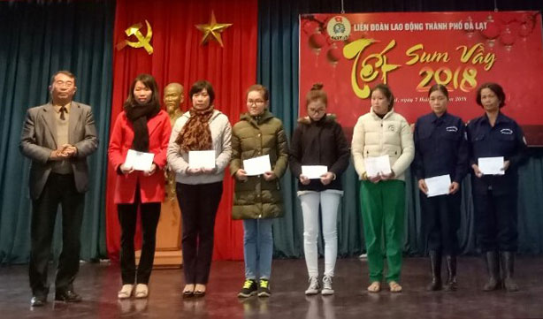 Mang tết đến với lao động nghèo