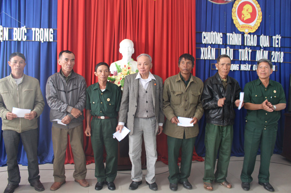Trao quà tết cho hội viên cựu chiến binh có hoàn cảnh khó khăn