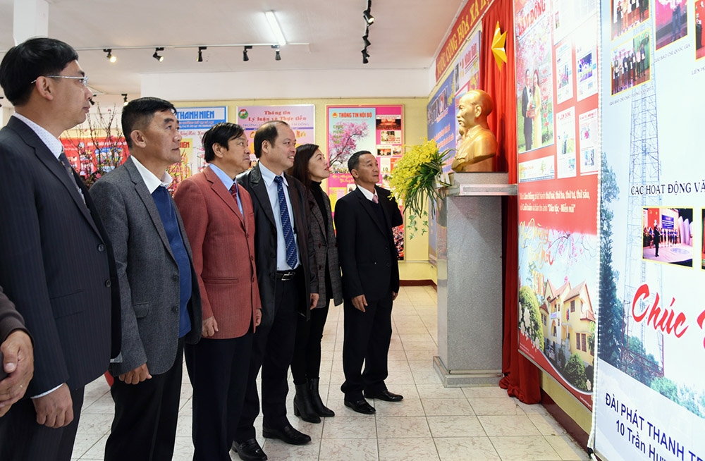 Đại biểu tham quan Hội Báo xuân 2018