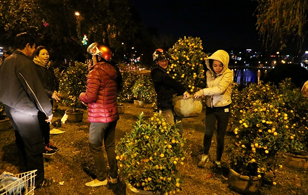 Tới khoảng 19h30, hầu hết các loại hoa Tết đều được các thương lái giảm giá sâu tới 60 tới 70% so với mấy ngày trước đó. Người dân vui vẻ vì mua được các loại hoa Tết với giá rẻ vào tầm 19h