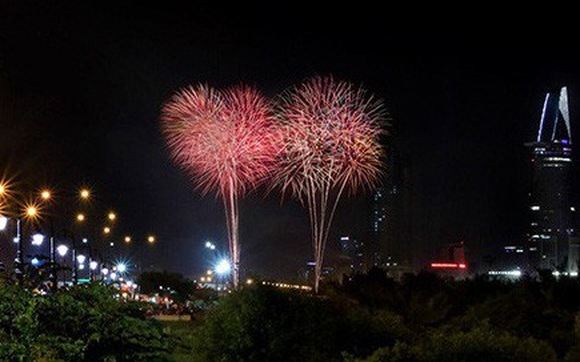 Pháo hoa rực trời chào đón năm mới Mậu Tuất 2018