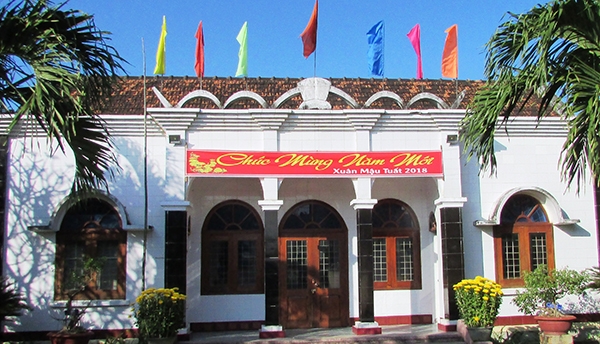 "Xuân đang tới, nghĩa là xuân đang qua"