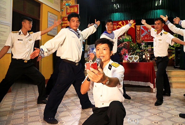 Lời cầu hôn trên đảo Sinh Tồn