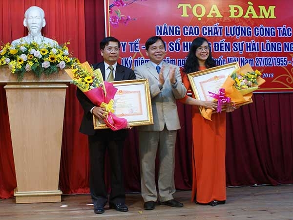Ông Nguyễn Văn Triệu -Phó Chủ tịch HĐND tỉnh trao Bằng khen của Thủ tướng Chính phủ cho 2 cá nhân thuộc ngành Y tế Lâm Đồng