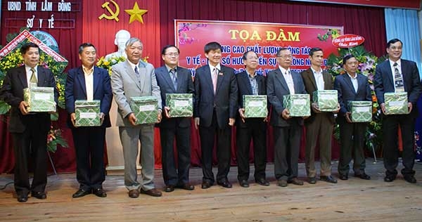 Sở Y tế tặng quà cho các Thầy thuốc Nhân dân và Thầy thuốc Ưu tú nhân dịp 27/2