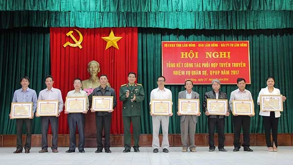 Các tập thể, cá nhân được nhận giấy khen của Bộ CHQS tỉnh vì đã có thành tích trong công tác phối hợp, tuyên truyền