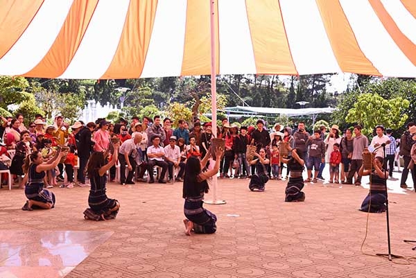 Du khách cùng hòa nhập với ban nhạc Langbiang tại Hội hoa xuân