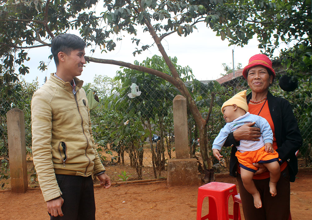 Người cán bộ "nhiều họ"