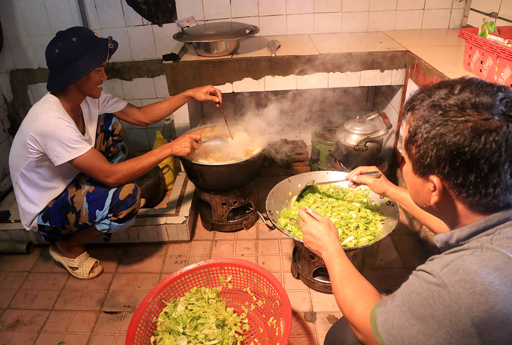 Bữa ăn của người lính quý nhất là món rau xanh. Ngoài món canh, các chiến sỹ còn chế biến các loại rau thành món xào với ốc nhảy, rau luộc quen thuộc