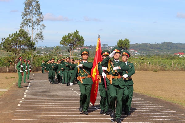 12 khối tiến hành duyệt đội ngũ