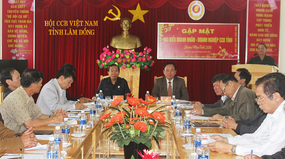 Gặp mặt đại biểu doanh nhân, doanh nghiệp, CCB sản xuất kinh doanh giỏi