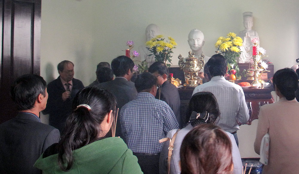 Đội ngũ thầy thuốc đông y dâng hương tưởng niệm Thiền sư Tuệ Tĩnh và Đại Y tôn Hải Thượng Lãn Ông tại Bệnh viện YHCT Phạm ngọc Thạch Lâm Đồng