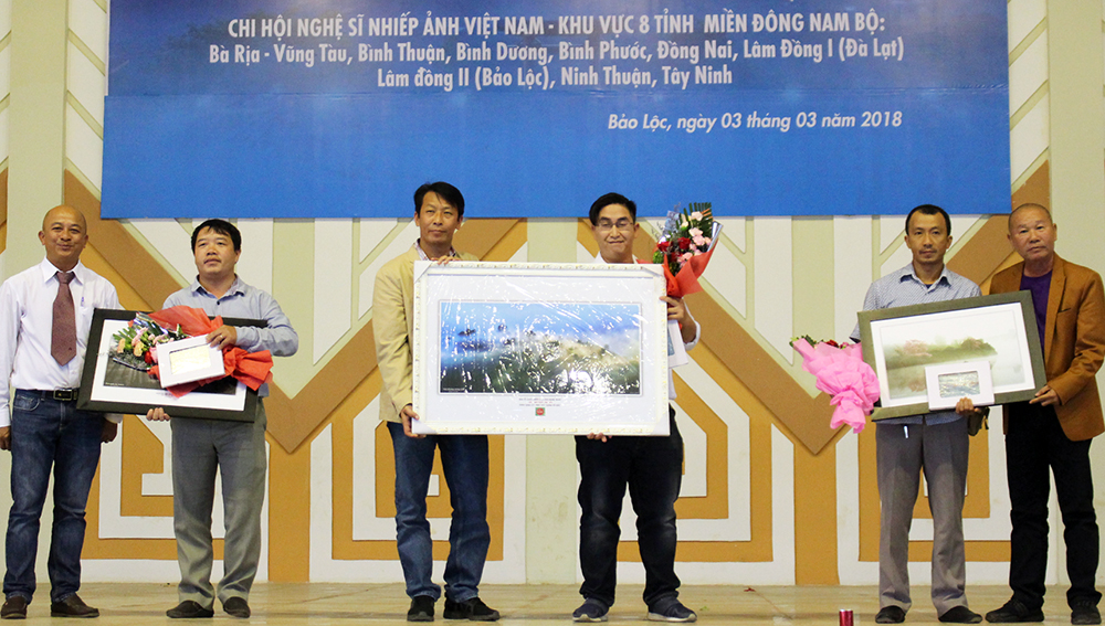 Tặng quà các nhà tài trợ. Ảnh: T.Chu
