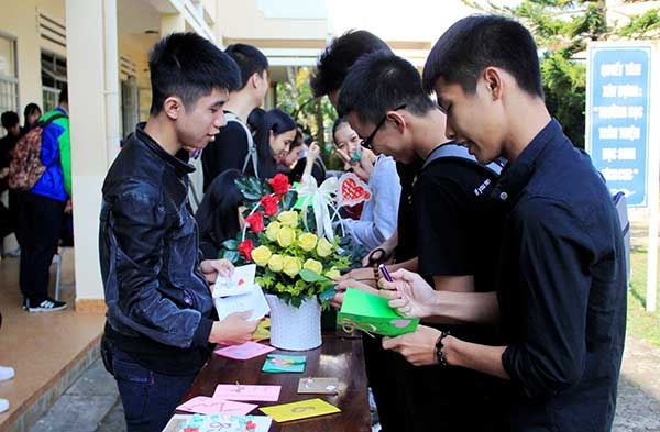 Học sinh Trường THPT Nguyễn Du tham gia “Hội thi cắm hoa, làm thiệp”. Ảnh: Khánh Phúc