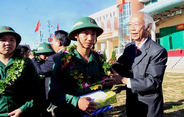 Ông Lê Hoàng Phụng, Ủy viên BTV Tỉnh ủy, Bí thư Thành ủy Bảo Lộc tặng hoa động viên các tân binh