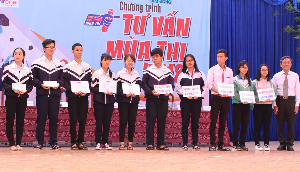 Các học sinh nhận học bổng tại Chương trình Tư vấn mùa thi. Ảnh: T.Chu