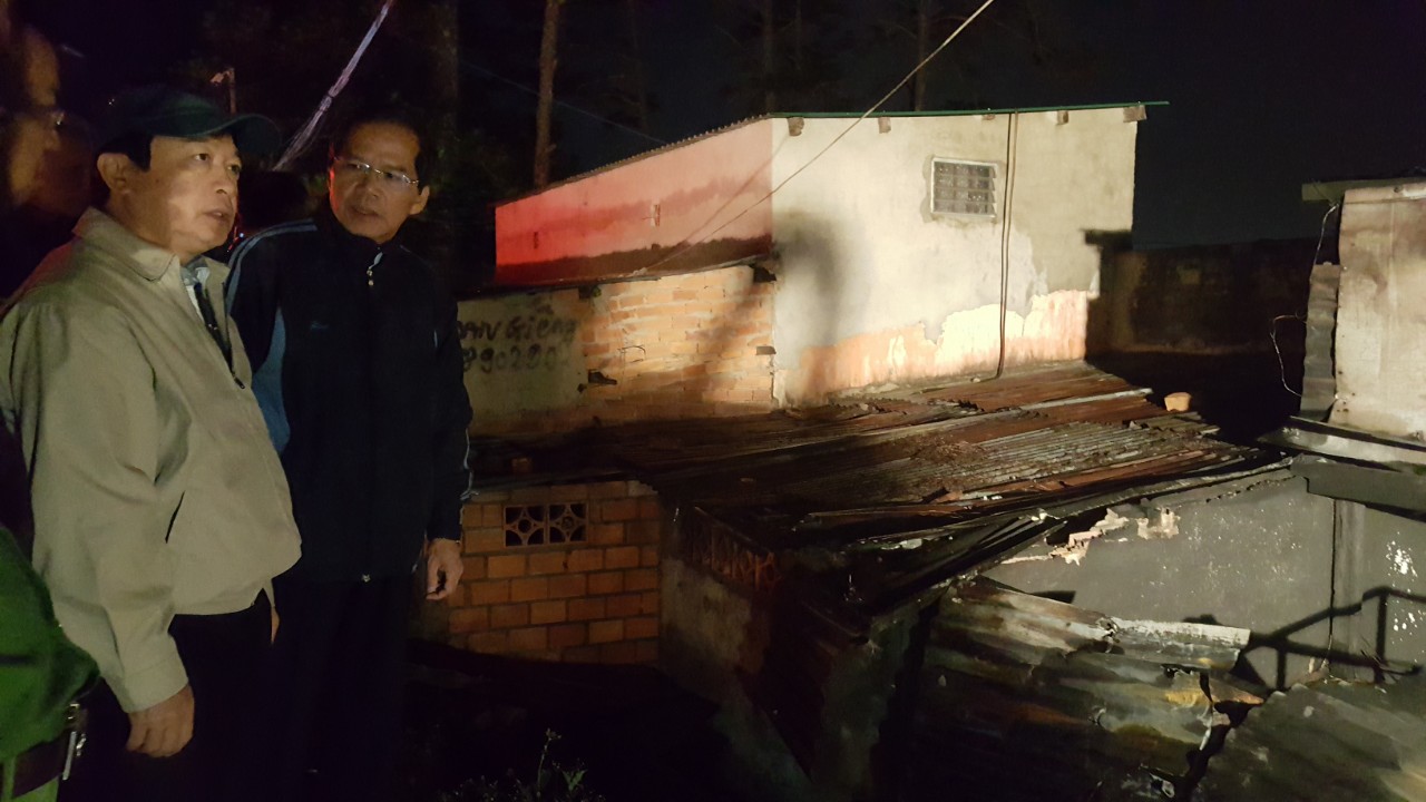 Bí thư Tỉnh ủy Lâm Đồng Nguyễn Xuân Tiến, Chủ tịch tỉnh Đoàn Văn Việt cùng các lãnh đạo UBND tỉnh đã trực tiếp có mặt tại hiện trường để chỉ đạo cứu người và chữa cháy