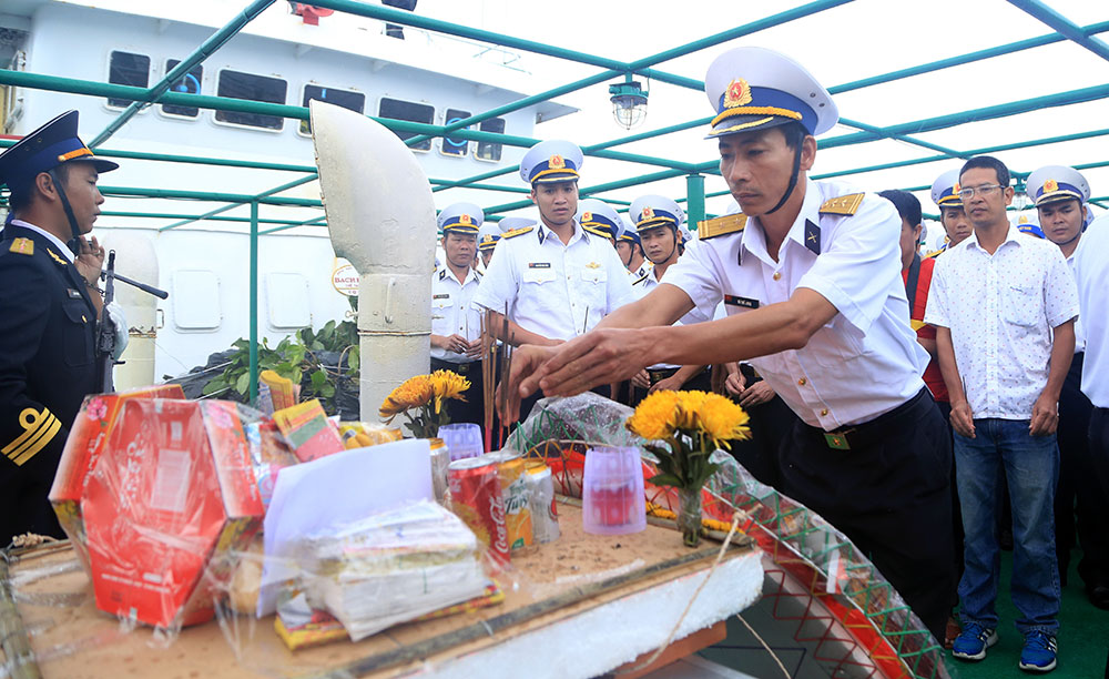 Dâng hương tưởng niệm các anh hùng liệt sỹ