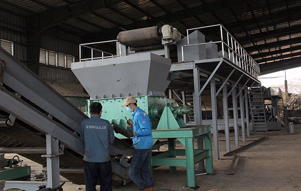 Tuy nhiên, hai trong số 3 lò đốt không hoạt động, chỉ có mấy công nhân cơ khí sơn, hàn