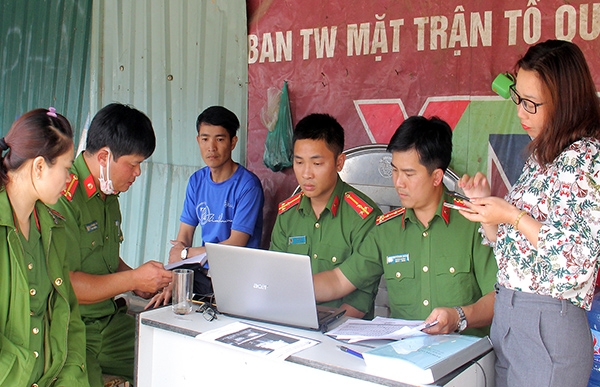 Đại diện Công ty TNHH Môi trường Năng Lượng Xanh (nữ cán bộ bên phải) phải thừa nhận những thực trạng đã kiểm tra