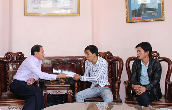 Hỗ trợ 25 triệu đồng cho thân nhân bà Trần Thị Thiếp - người dân bị thiệt mạng trong bão số 12